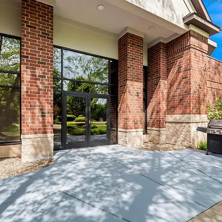 Hampton Inn & Suites East Lansing-3